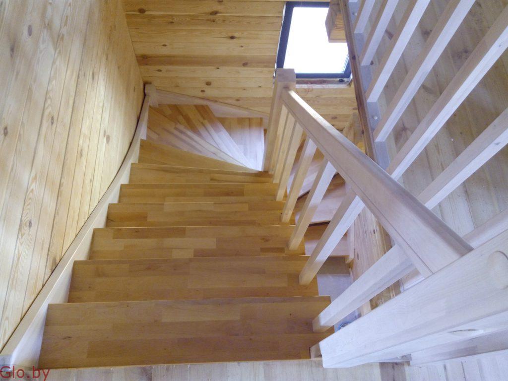 Деревянная лестница в дом или на дачу. Любая форма и размер.