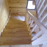 Деревянная лестница в дом или на дачу. Любая форма и размер.