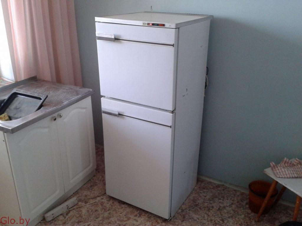 Старый холодильник, 14 лет, Атлант